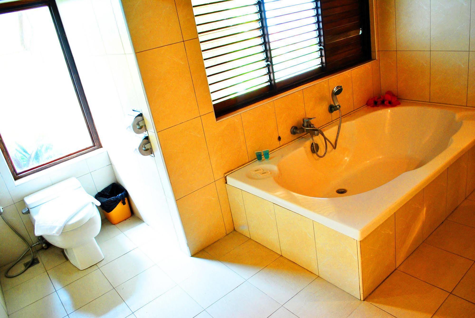Leyte Park Resort Hotel Tacloban Exterior foto