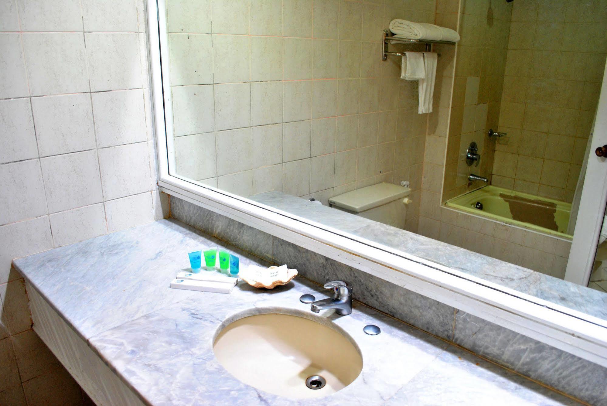 Leyte Park Resort Hotel Tacloban Exterior foto